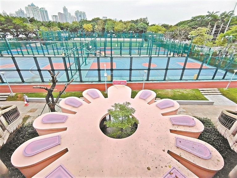 廣州大橋下，廣州建築繡出一朵大“粉花(huā)”